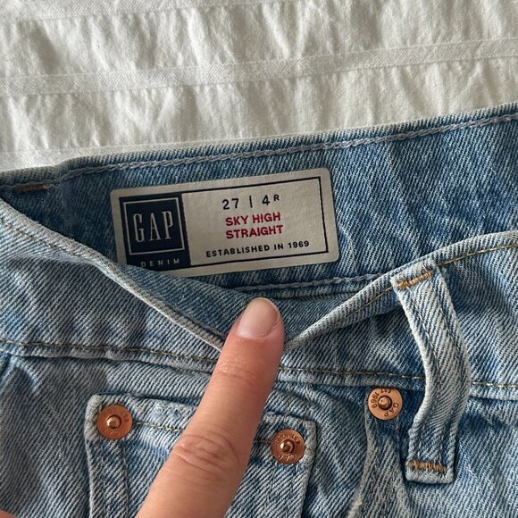 Gap Sky High Straight Leg 27 | 4 regular medium-light wash jean - Picture 2 of 4